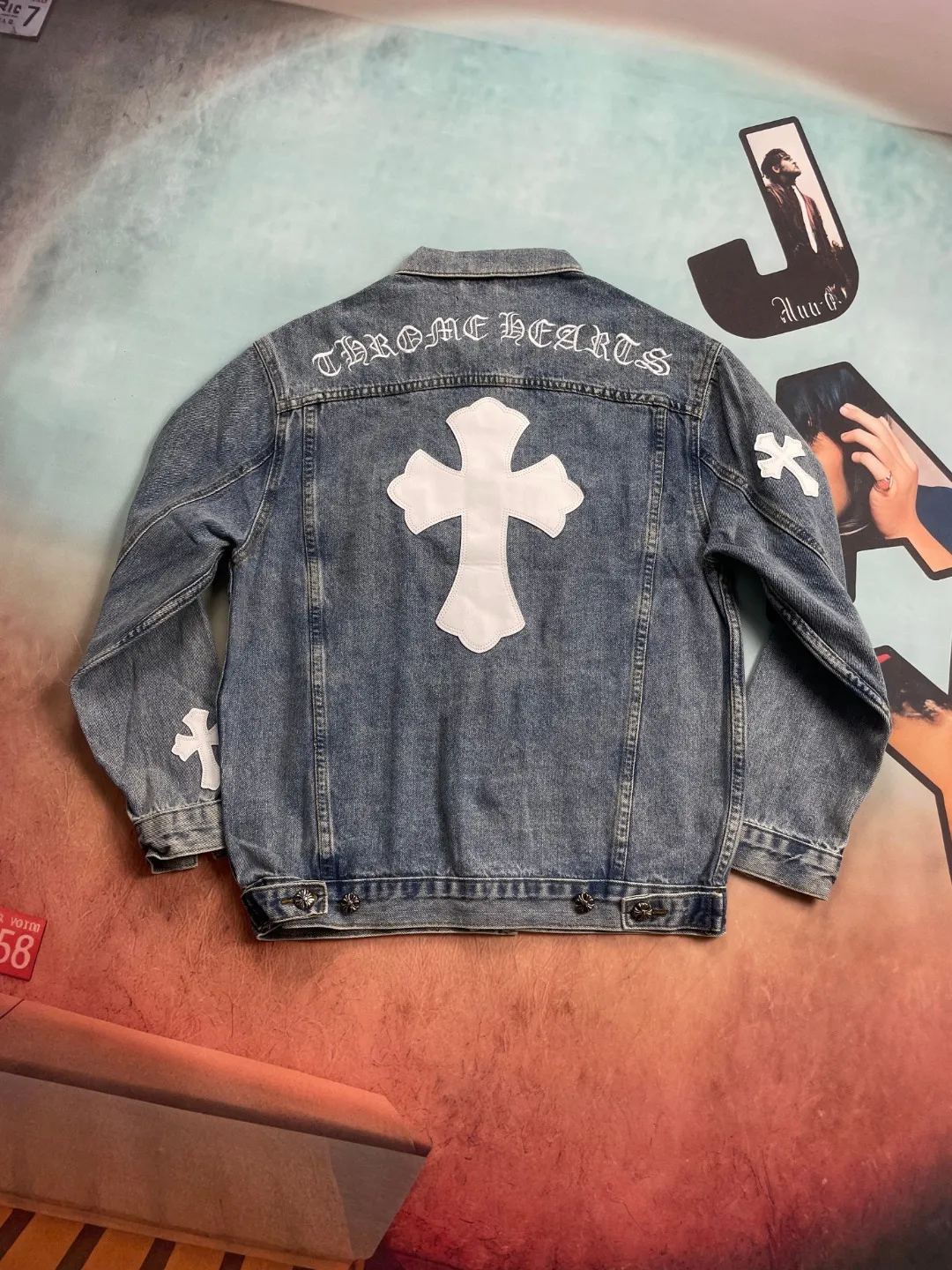 🅿️280 🔘Style No.-KL211 🔘Chrome Hearts𝐂𝐡𝐫𝐨𝐦𝐞 𝐇𝐞𝐚𝐫𝐭 CH Sanskrit embroidered cross patch leather denim jacket* This Chrome Hearts denim piece interprets luxury and trendy craftsmanship with extreme heavy workmanship. Denim fabrics imported from Japan are carefully selected and undergo a high-loss washing process. Each distressed texture retains the natural worn texture, creating a unique vintage tension. The Sanskrit embroidery on the back is presented by Behringer precision machine, and the stitches are three-dimensional and full, restoring the charm of the brand totem. In order to match the distressed aesthetic, everything from the hardware fasteners to the three-label system are independently molded and customized, and the silver thread anti-counterfeiting process is upgraded to ensure full-dimensional reproduction of authentic quality. The iconic cross patch is made of the new season's sheepskin, which is cut with precise laser positioning. The leather is delicate and flexible, forming a texture gap with the microfiber material. The finished embroidery process strictly adheres to brand standards, from leather pre-treatment to stitch length control, fully demonstrating high-grade craftsmanship and presenting unrepeatable collection-level items to fashion players.  Size: S M L XL (46.48.50.52) Color: Blue